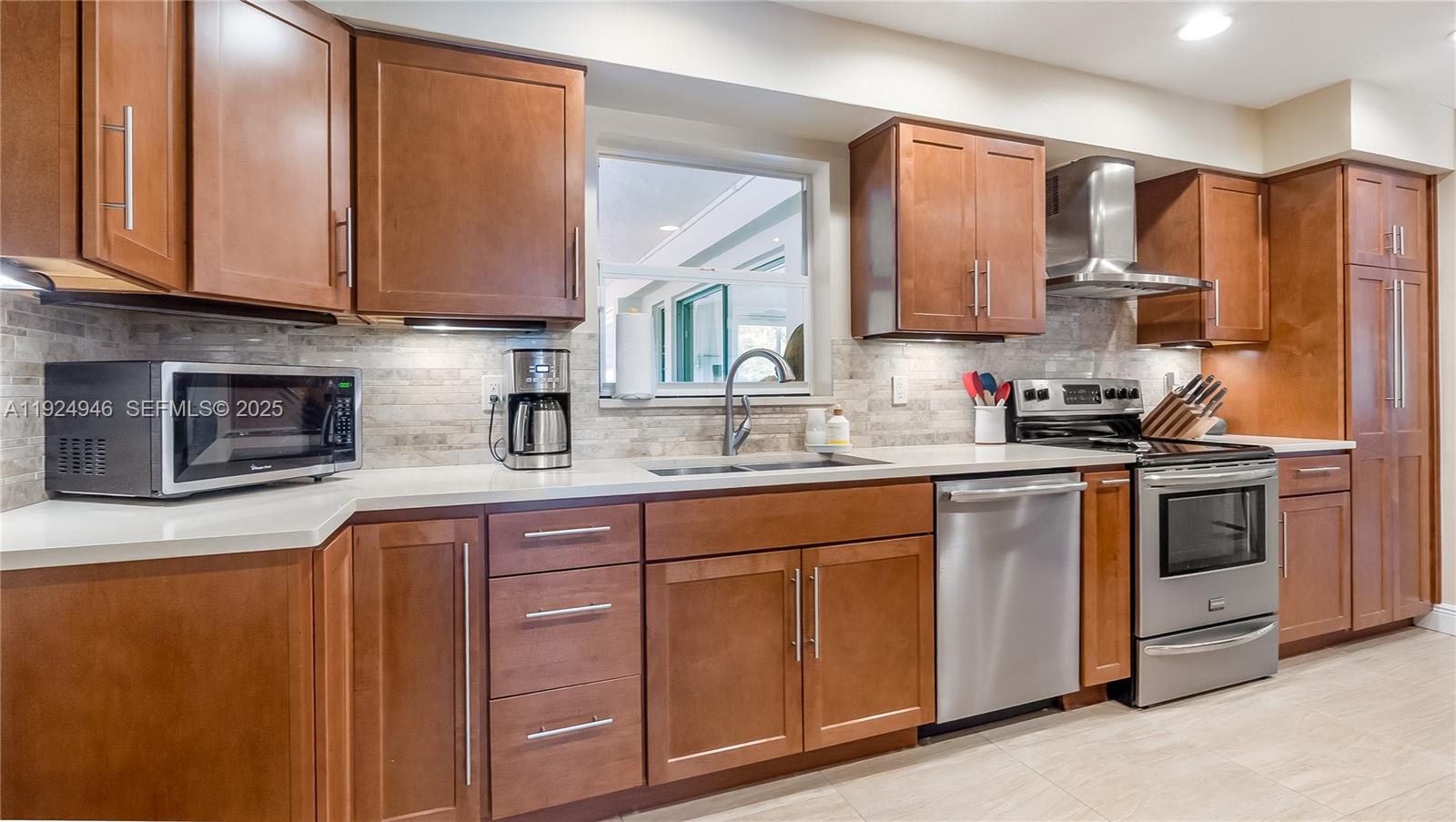 HOLLYWOOD HILLS - Residential