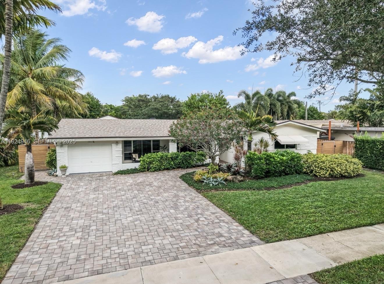 HOLLYWOOD HILLS - Residential