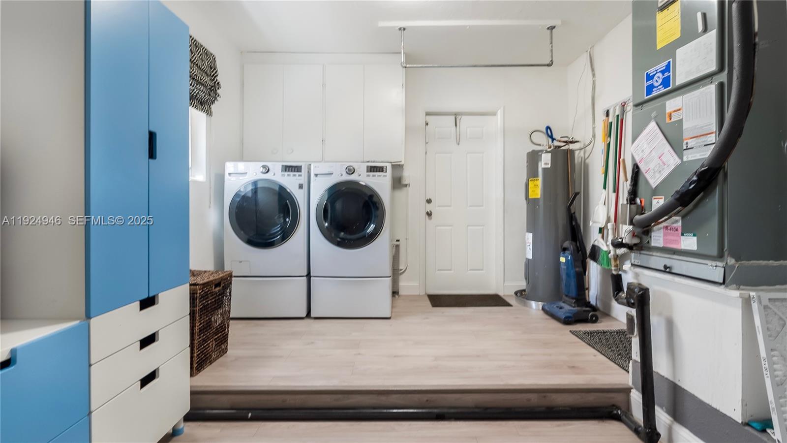 HOLLYWOOD HILLS - Residential