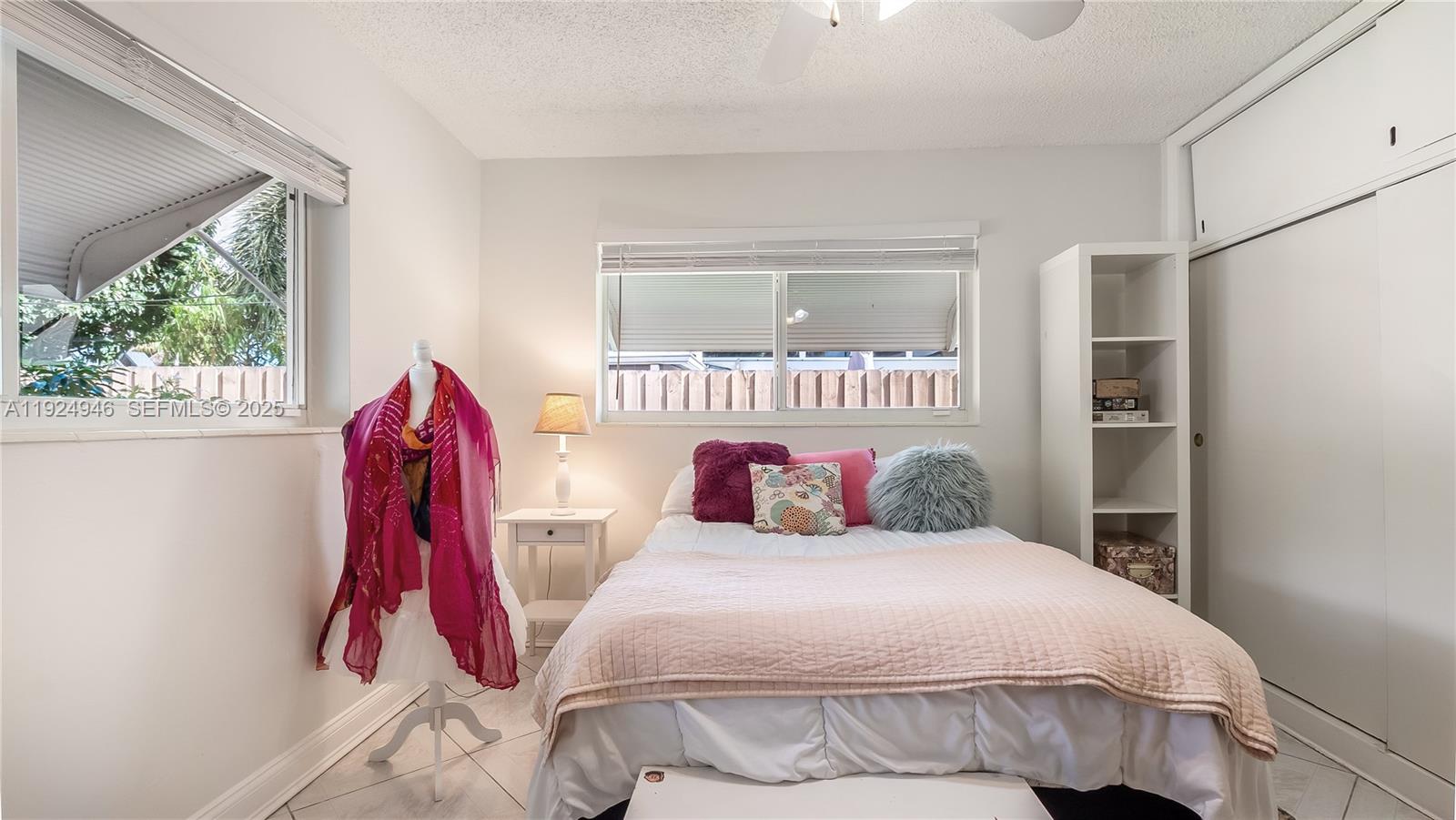 HOLLYWOOD HILLS - Residential