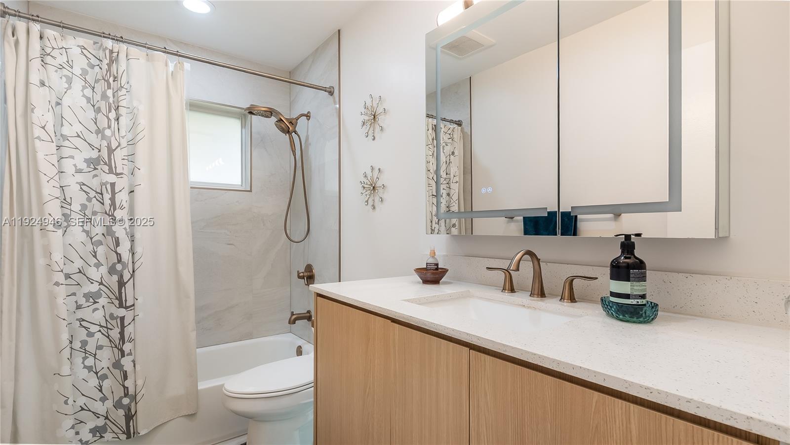 HOLLYWOOD HILLS - Residential