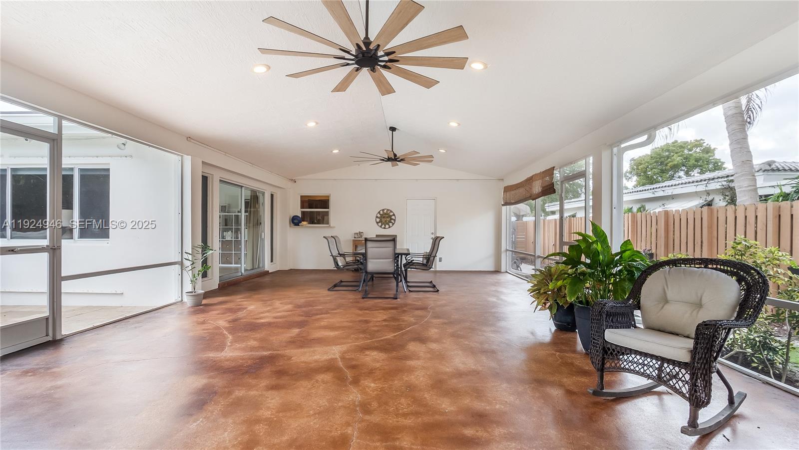 HOLLYWOOD HILLS - Residential