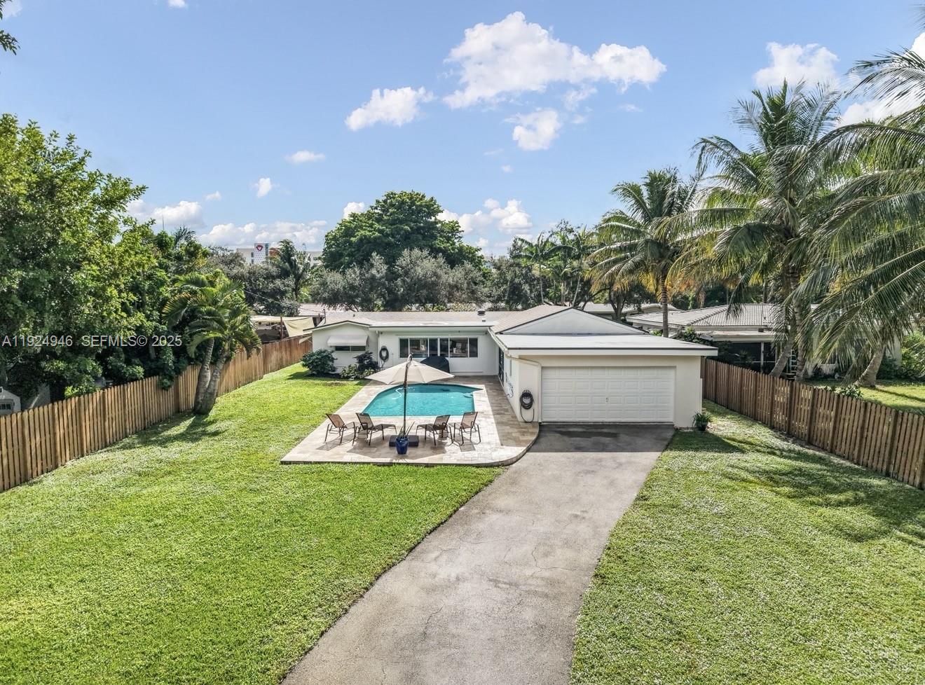 HOLLYWOOD HILLS - Residential