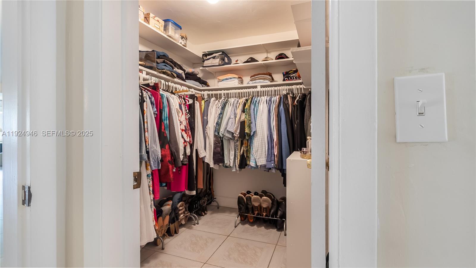 HOLLYWOOD HILLS - Residential