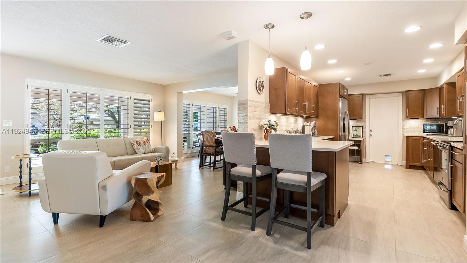 HOLLYWOOD HILLS - Residential