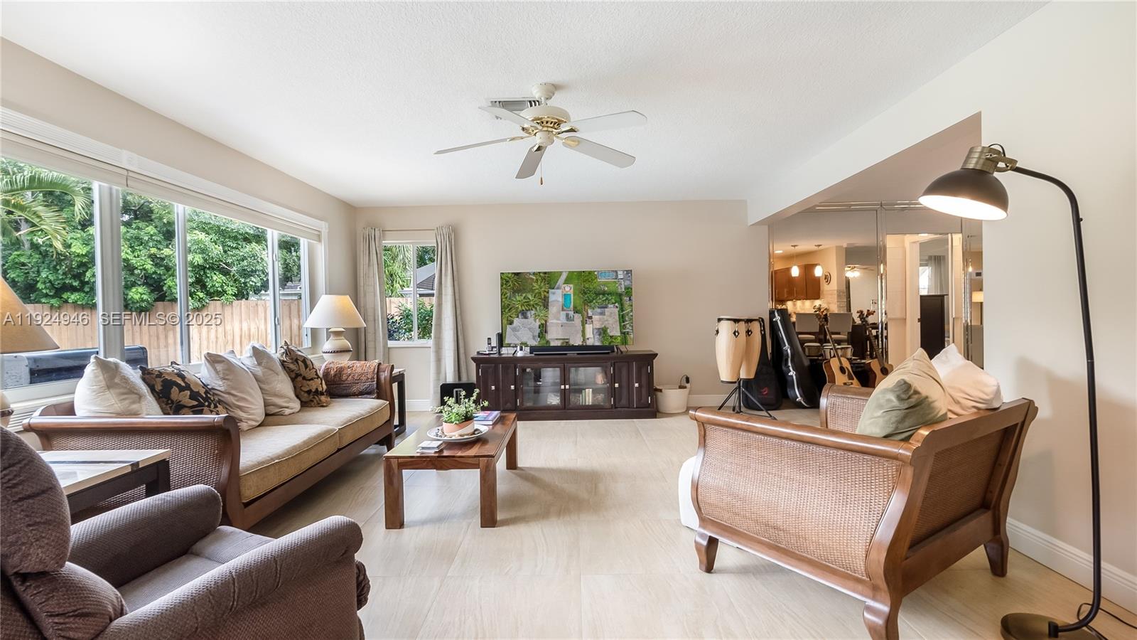 HOLLYWOOD HILLS - Residential