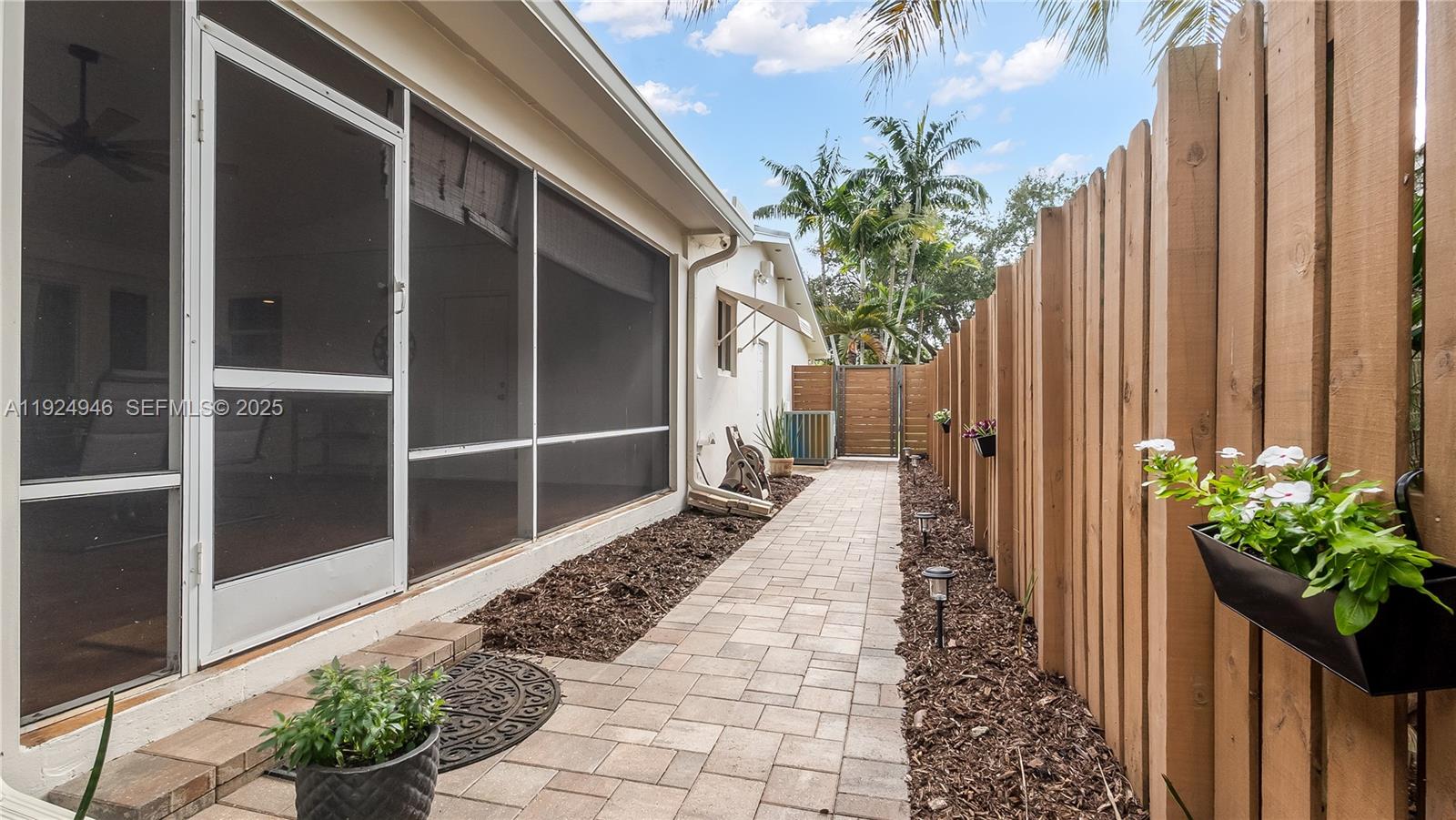 HOLLYWOOD HILLS - Residential