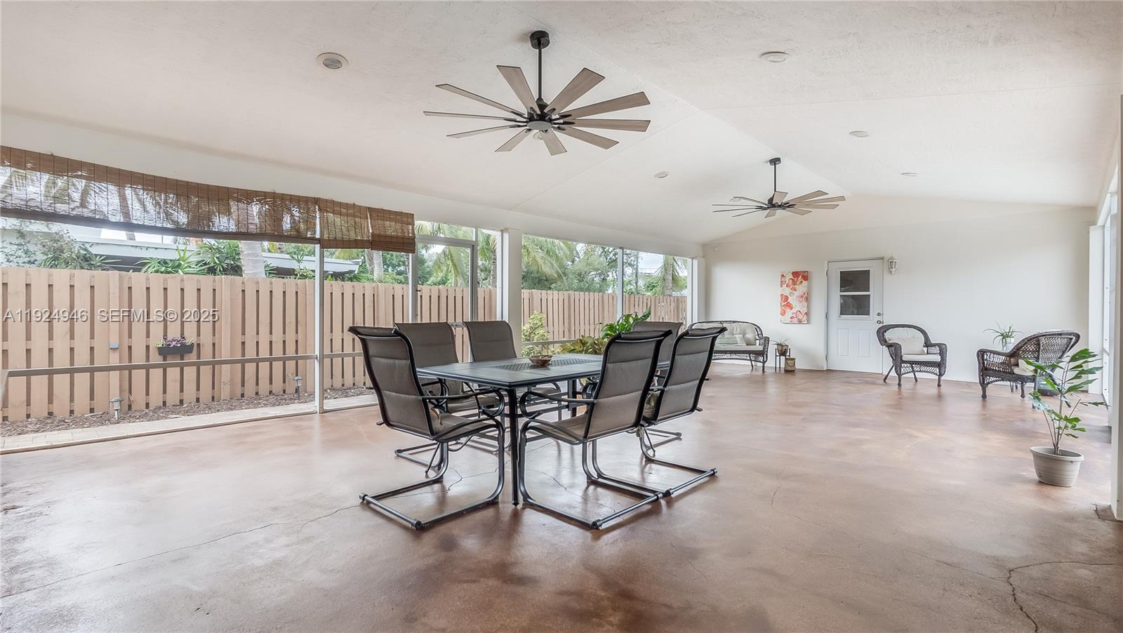 HOLLYWOOD HILLS - Residential