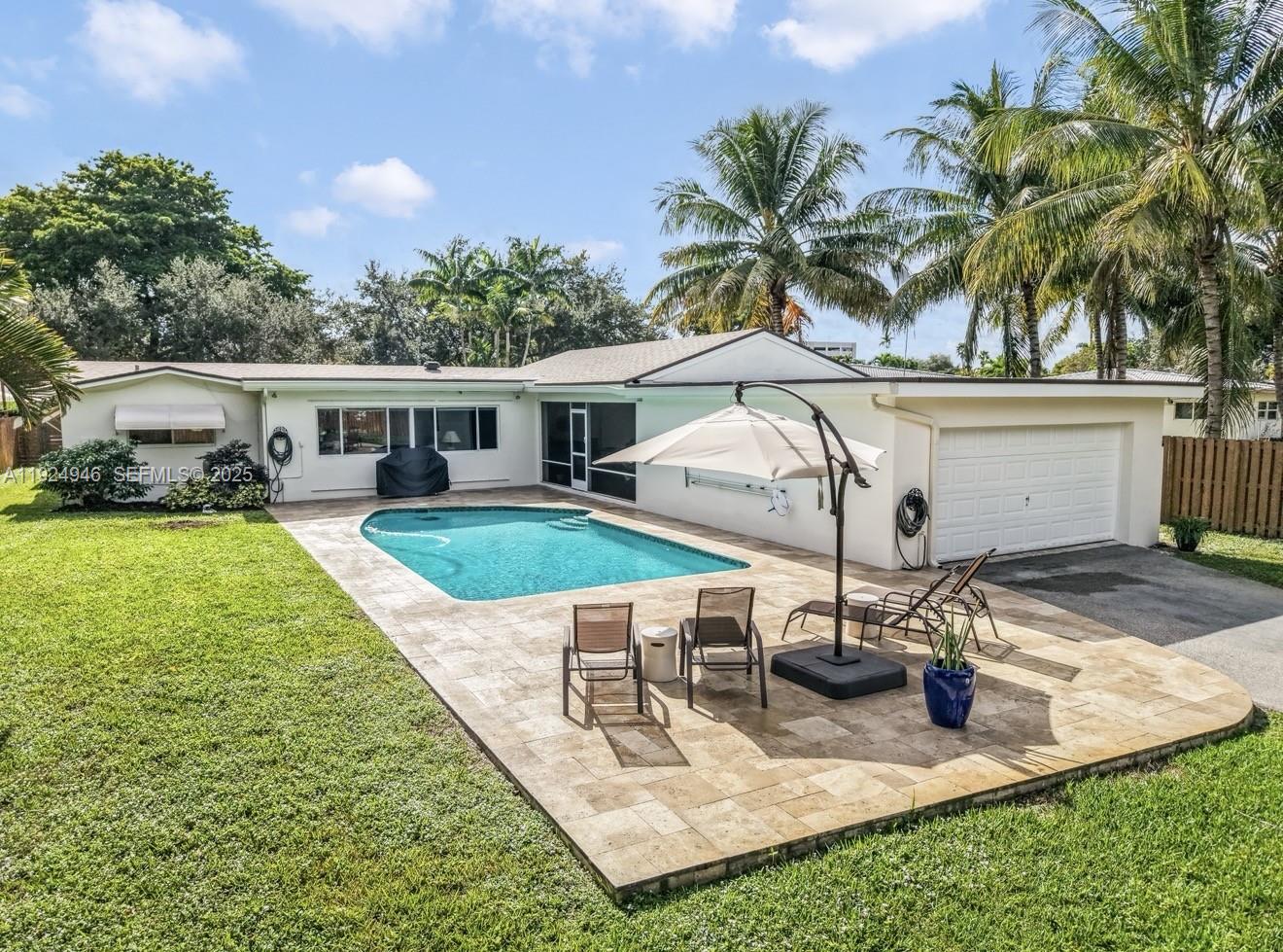 HOLLYWOOD HILLS - Residential