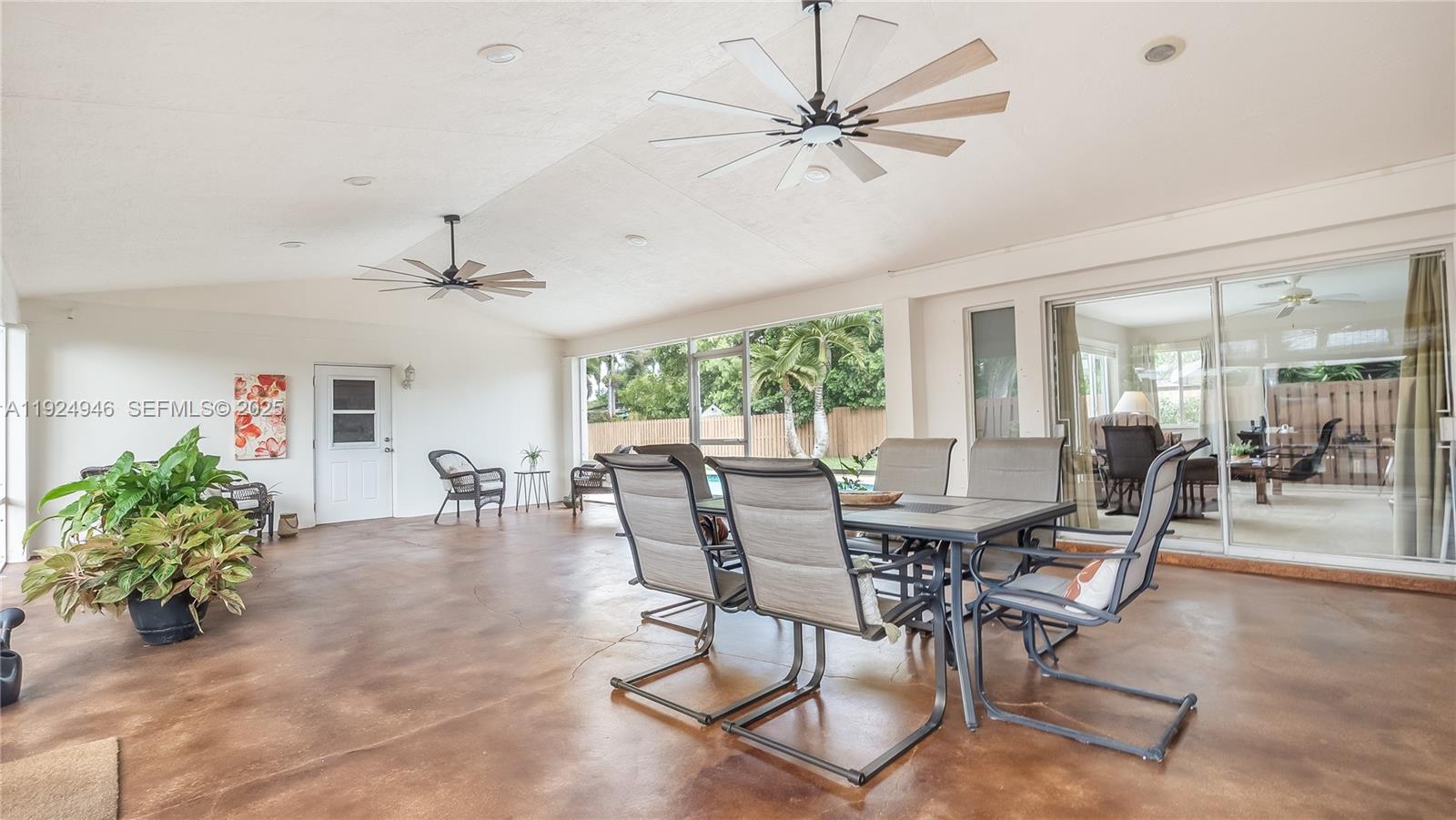 HOLLYWOOD HILLS - Residential