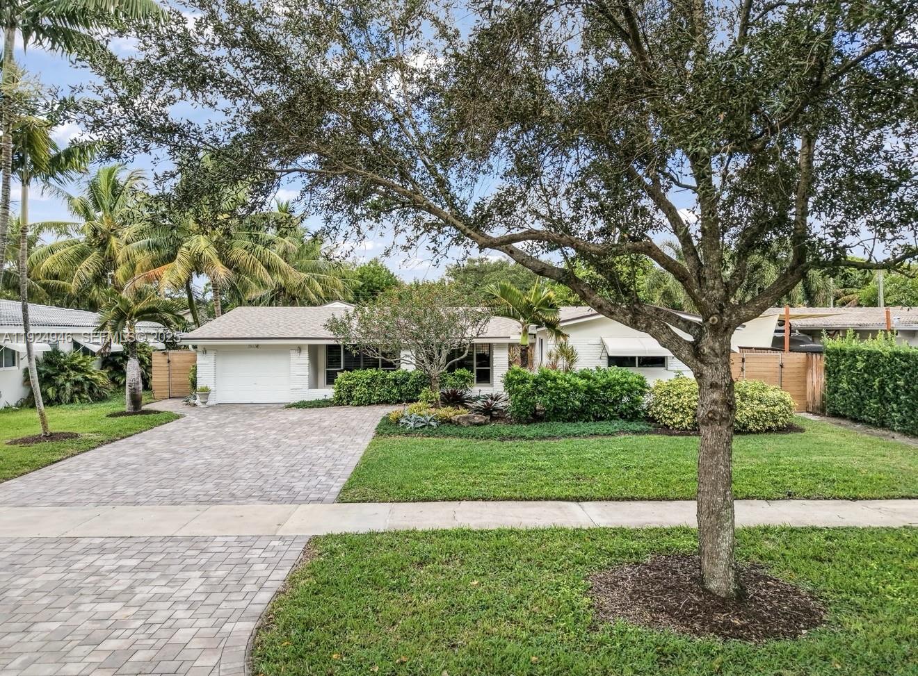 HOLLYWOOD HILLS - Residential