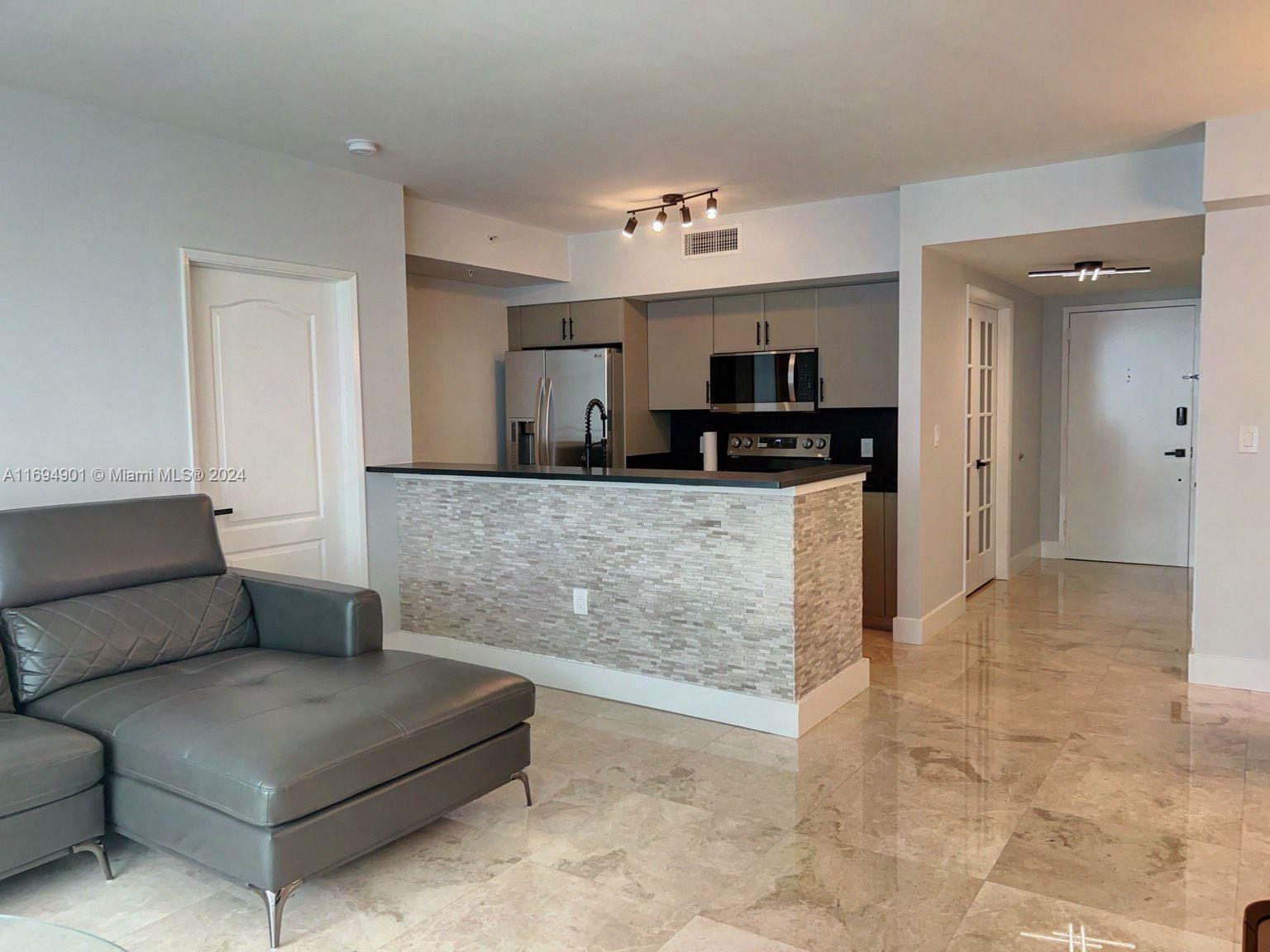 KING DAVID OF SUNNY ISLES - Residential