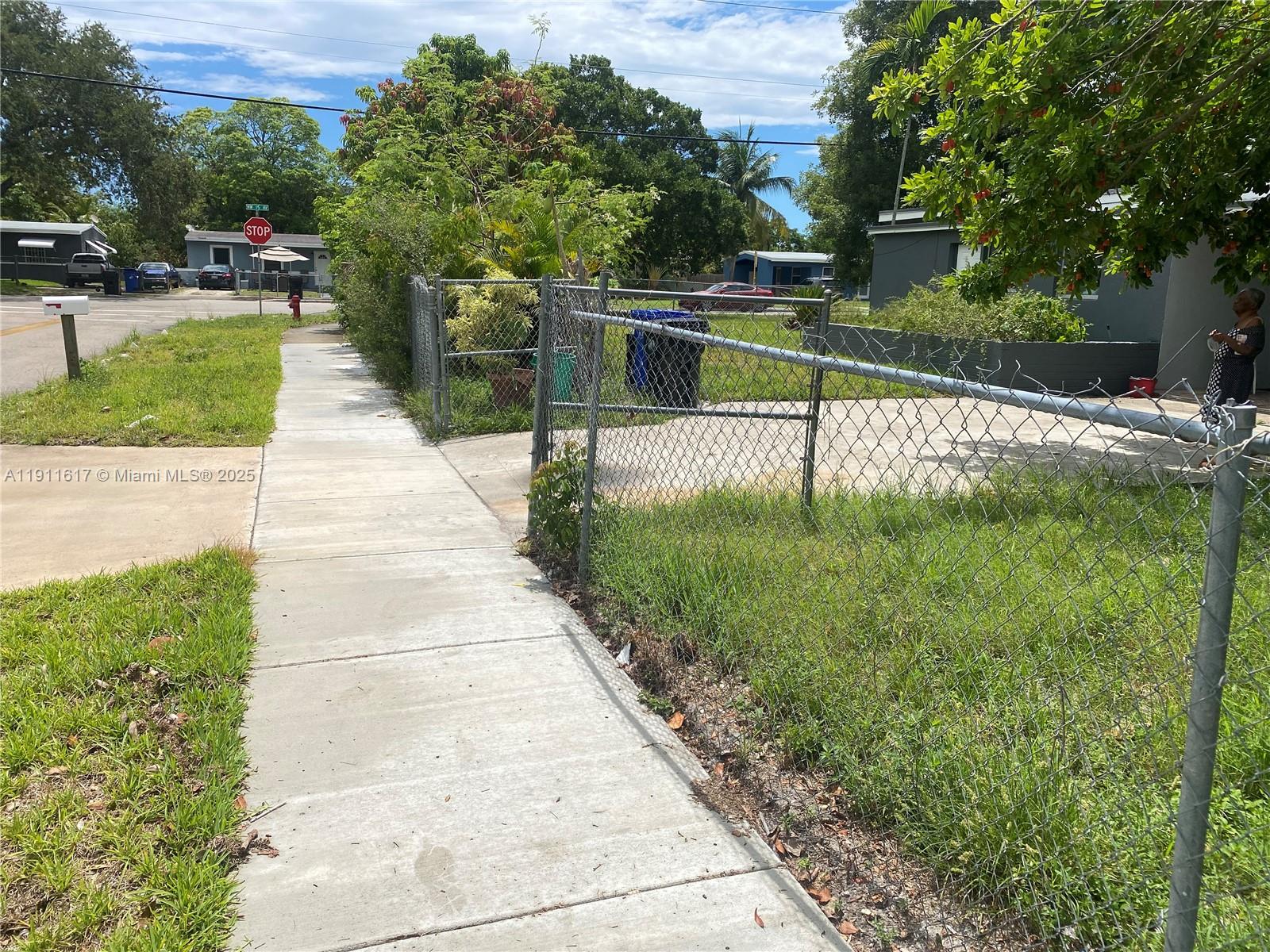 LAUDERDALE MANOR - Residential