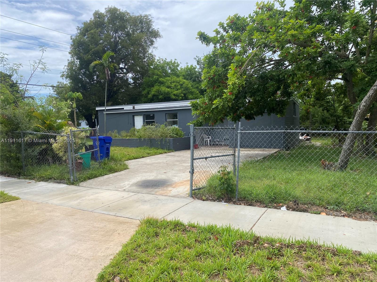 LAUDERDALE MANOR - Residential