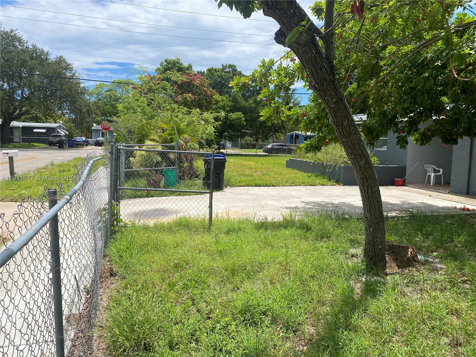 LAUDERDALE MANOR - Residential