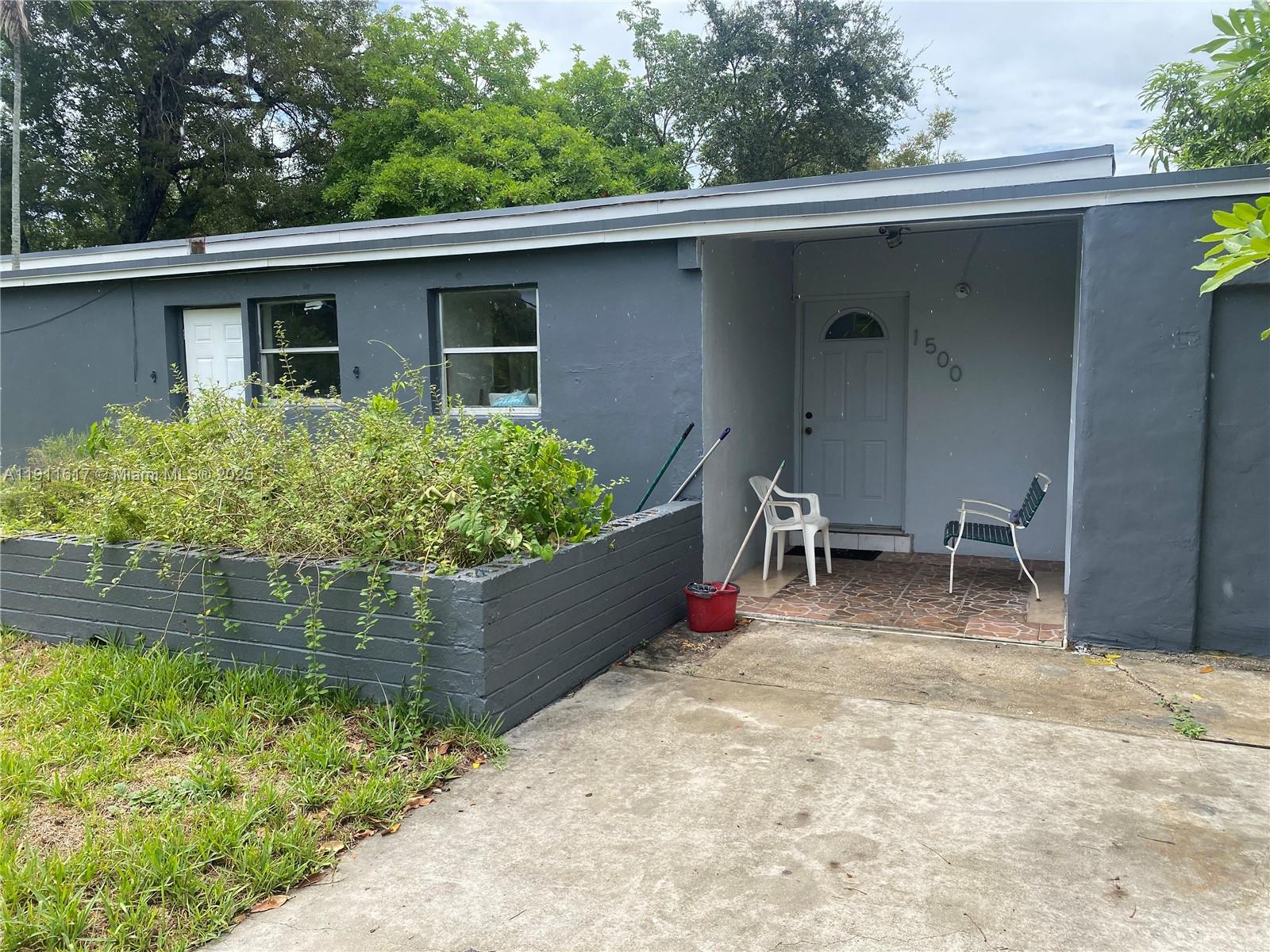 LAUDERDALE MANOR - Residential