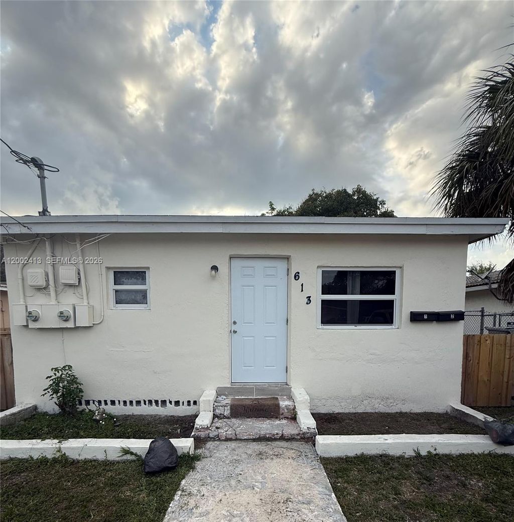 Photo of 613 NW 15th Ave Unit 1-, Pompano Beach, FL 33069 (MLS # A12002413)