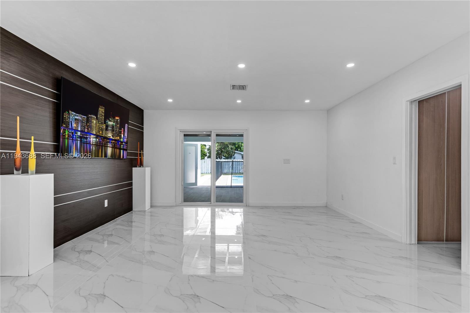 ROCK LAKE - Residential