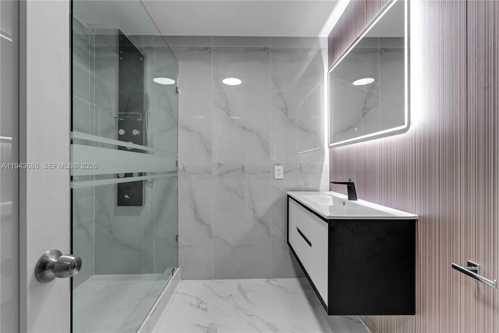 ROCK LAKE - Residential