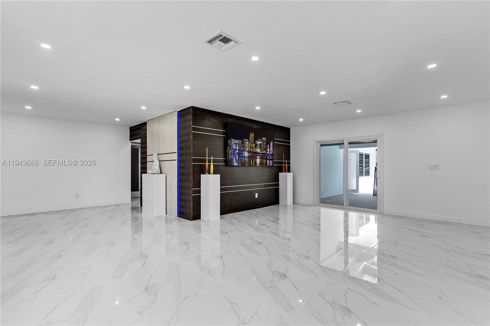 ROCK LAKE - Residential