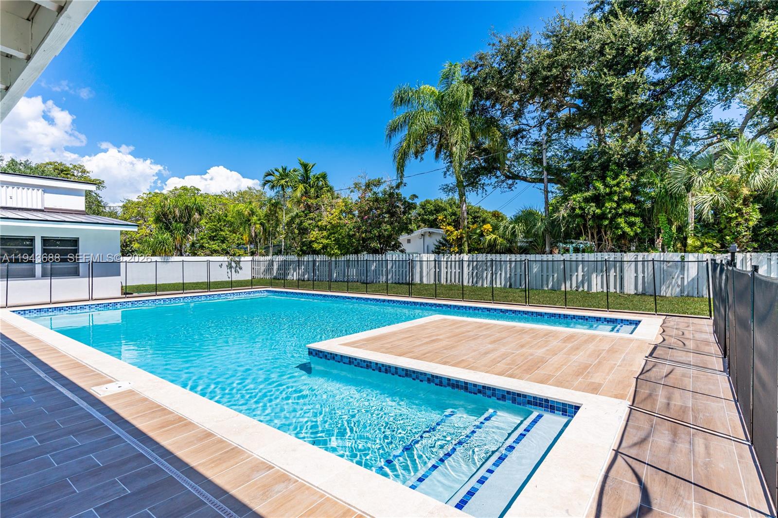 ROCK LAKE - Residential