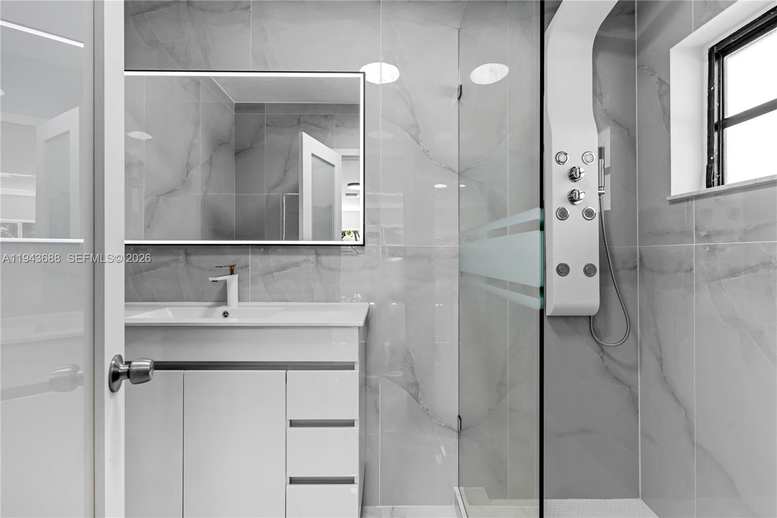 ROCK LAKE - Residential