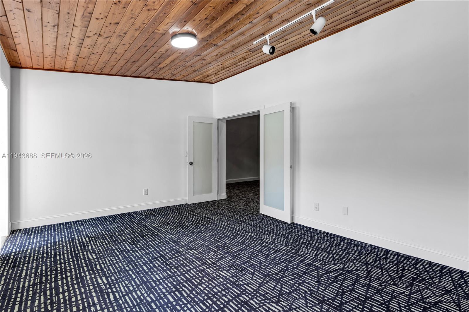 ROCK LAKE - Residential