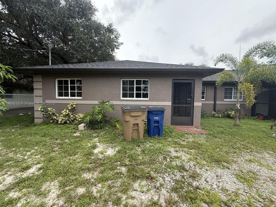 Spacious 3Bed, 2 Bath stunning duplex being update features a spacious open floor plan tile flooring, washer/dryer, update kitchen, bathroom, Florida room, dining room and update bathrooms plenty of parking space making it perfect for families. Excellent location, close to the Gateway community, restaurants, shopping mall, SW FL International airport. Just a short drive to Fort Myers and Cape Coral. 
This unit is ready for you to call home. Don't miss out! Owner very motivate!
