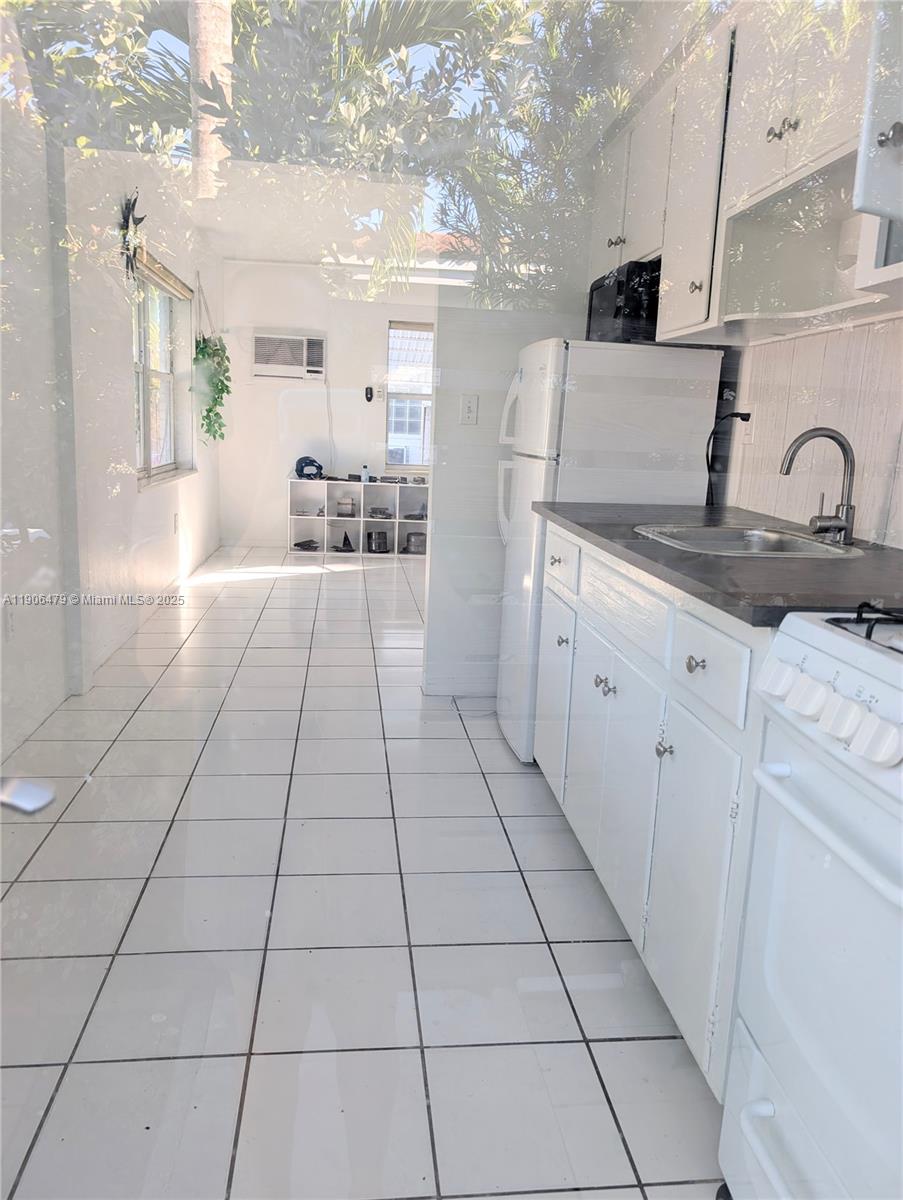 HOLLYWOOD LAWNS - Residential Lease