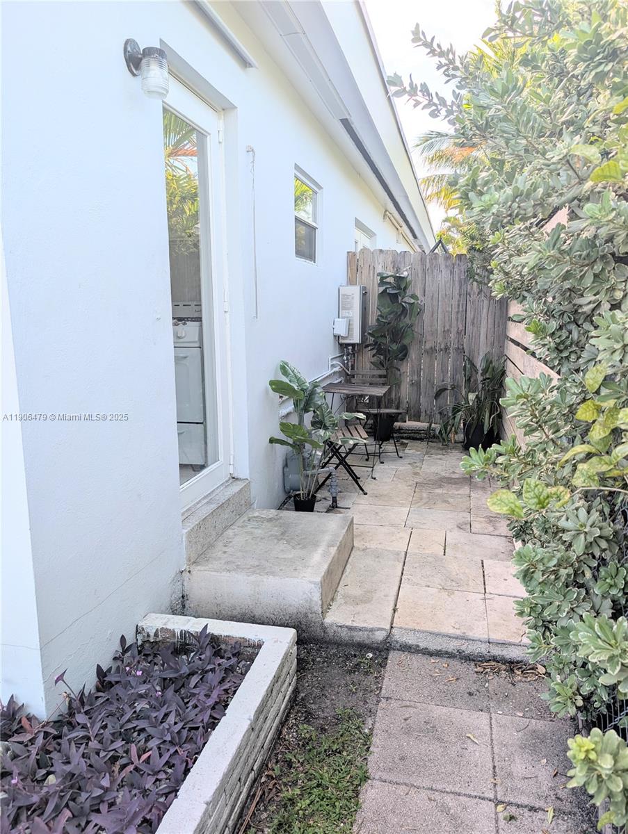 HOLLYWOOD LAWNS - Residential Lease
