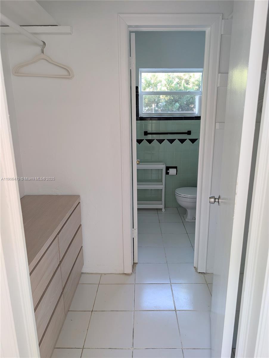 HOLLYWOOD LAWNS - Residential Lease