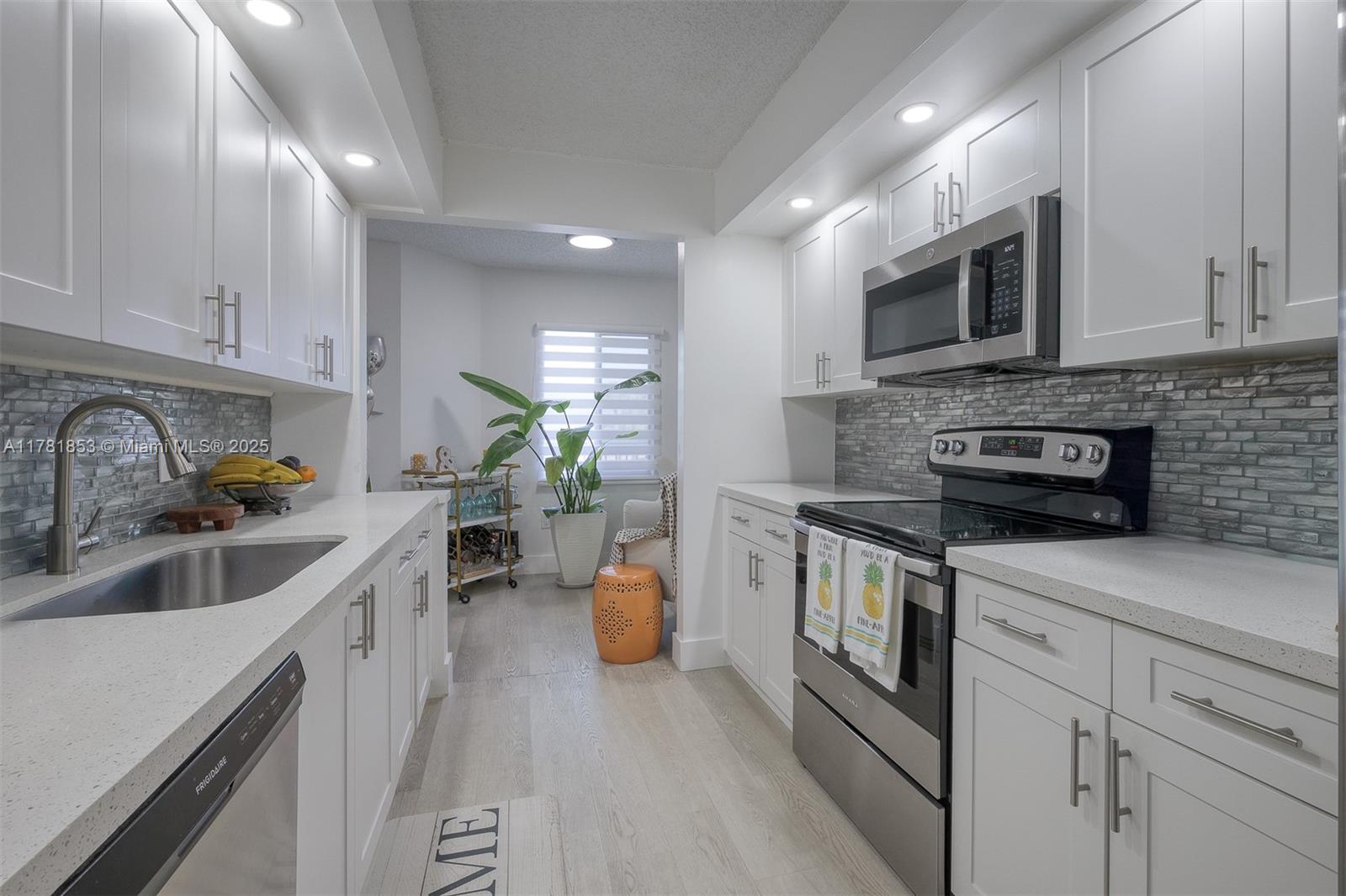 1200 Sw 137th Ave 210E, Pembroke Pines, Miami-Dade County, Florida - 2 Bedrooms  
2 Bathrooms - 