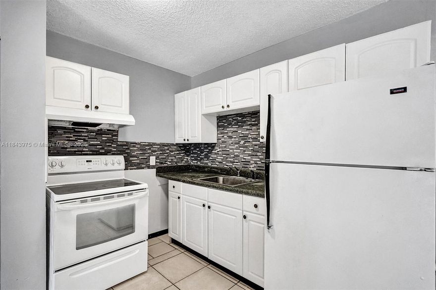 Special move-in offer: Get 1 month free when you apply within 24 hours after viewing the unit. Move in with just the first month and one deposit. Fully renovated 2-bedroom, 1-bathroom unit featuring a washer and dryer inside the unit for your convenience. Bright, clean layout with modern finishes throughout.
Located in a quiet area with easy access to shops, restaurants, and main roads.
Move-in ready –