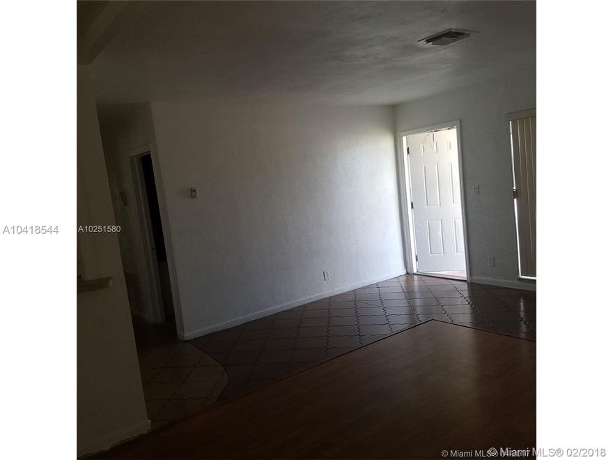 Beautiful House 3/2 + den (or 4th bedroom)  perfect condition, New Kitchen, laundry inside, large spaces and more. NEAR PLANTATION HOSPITAL. ELMENTARY AND MIDDLE SCHOOLS 3 BLOCKS AWAY. GREAT FAMILY HOME.   Do not miss it. Lockbox