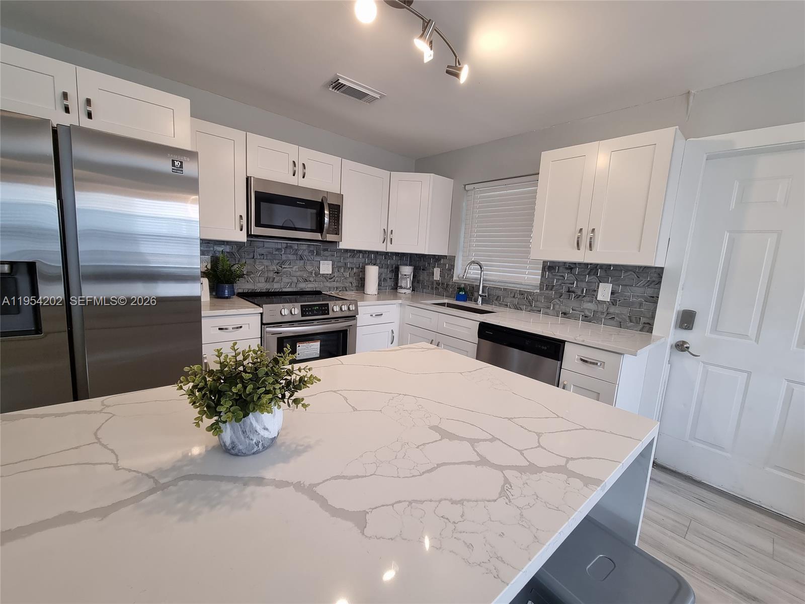 TROPICAL HAVEN - Residential