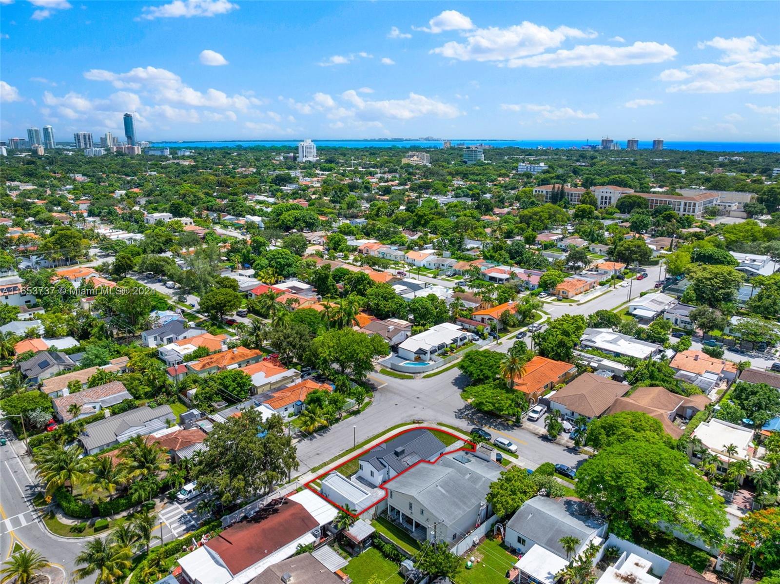 TROPICAL MANOR - Residential