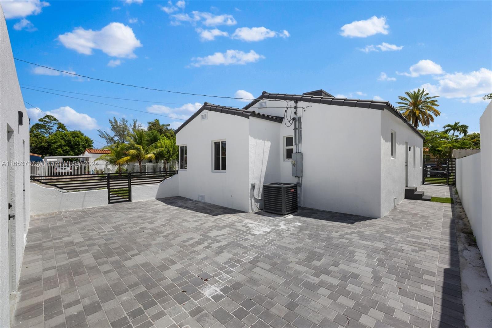 TROPICAL MANOR - Residential