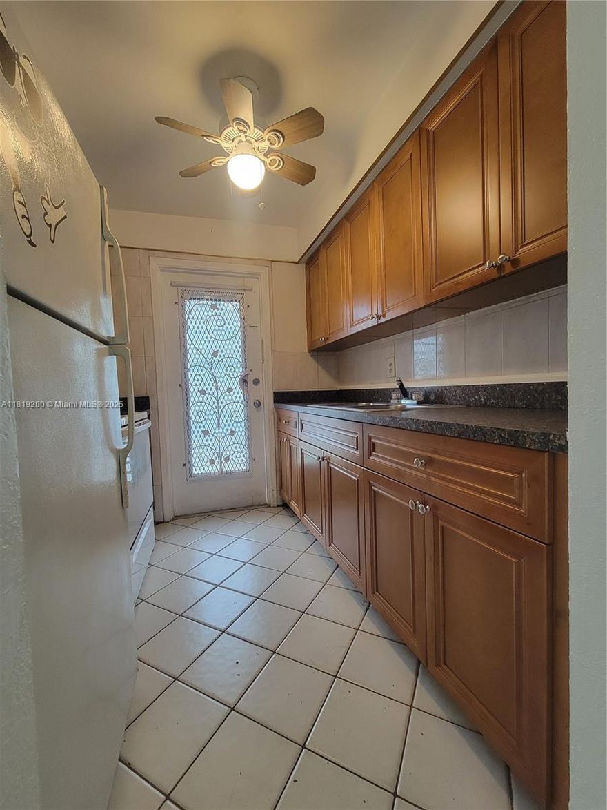 Great opportunity for investment or first time Buyers. Condo in Hollywood 1 bedroom, 1 bath. Tile throughout. Kitchen was just remodeled. Small complex located close to Downtown Hollywood, restaurants, banks and entertainment. All ages. Parking assigned. It could be rented right away.