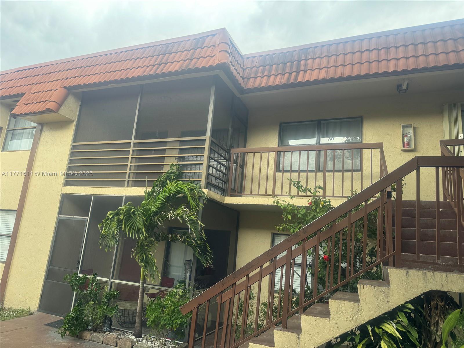 6545 W 27th Ct 24-47, Hialeah, Miami-Dade County, Florida - 3 Bedrooms  
2 Bathrooms - 
