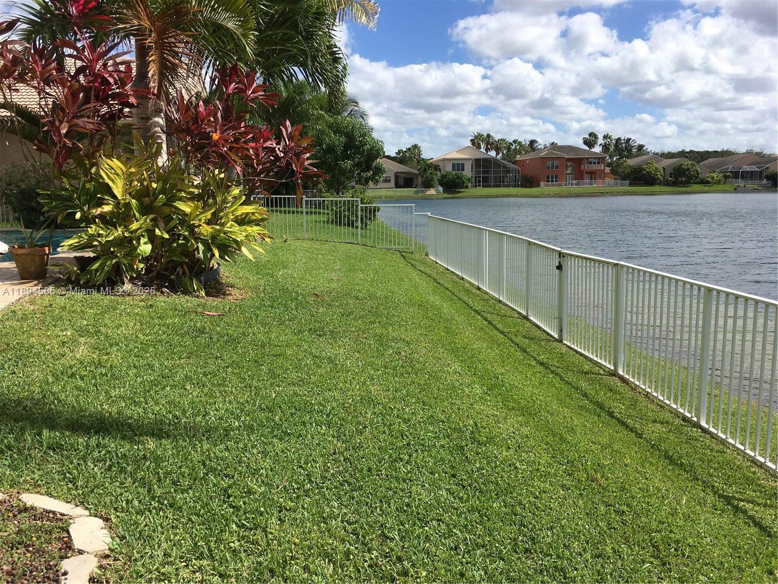 SUNSET LAKES PLAT THREE - Residential