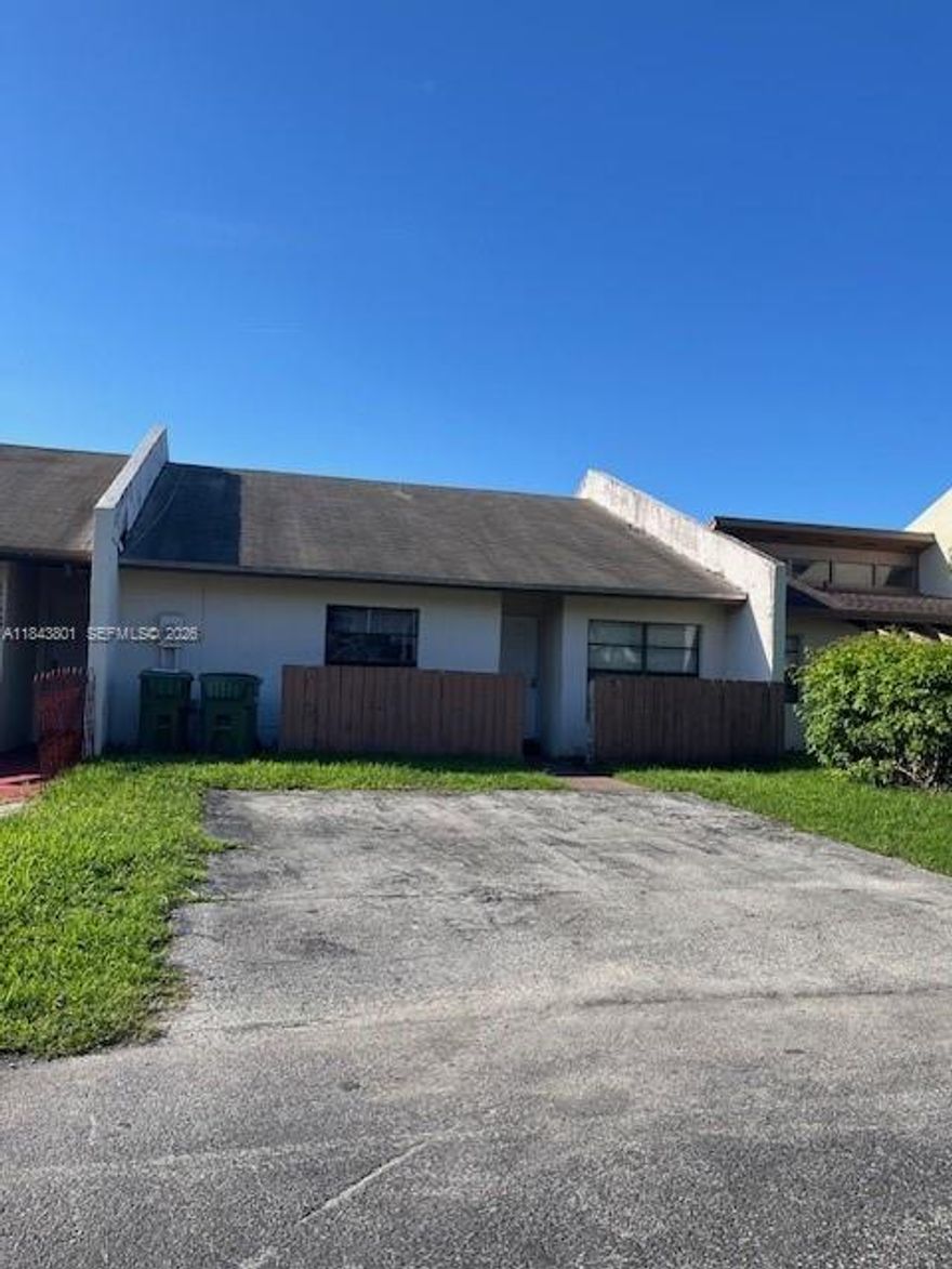 One-story townhome located in the Villages of Homestead in the Townhomes of Audubon South.  2 bedrooms, 2 full baths.  Kitchen with breakfast nook.  Laundry room.  All appliances.  Patio with fenced backyard.  New permitted roof in 2018.  Renovated bathrooms.  Low Association fees of $488 total per quarter.  Convenient location close to schools, shopping, Homestead Hospital, US1 and the FL turnpike.  Community amenities include pool, spa, clubhouse, parks, bike paths, and playgrounds.  On lockbox, easy to show.