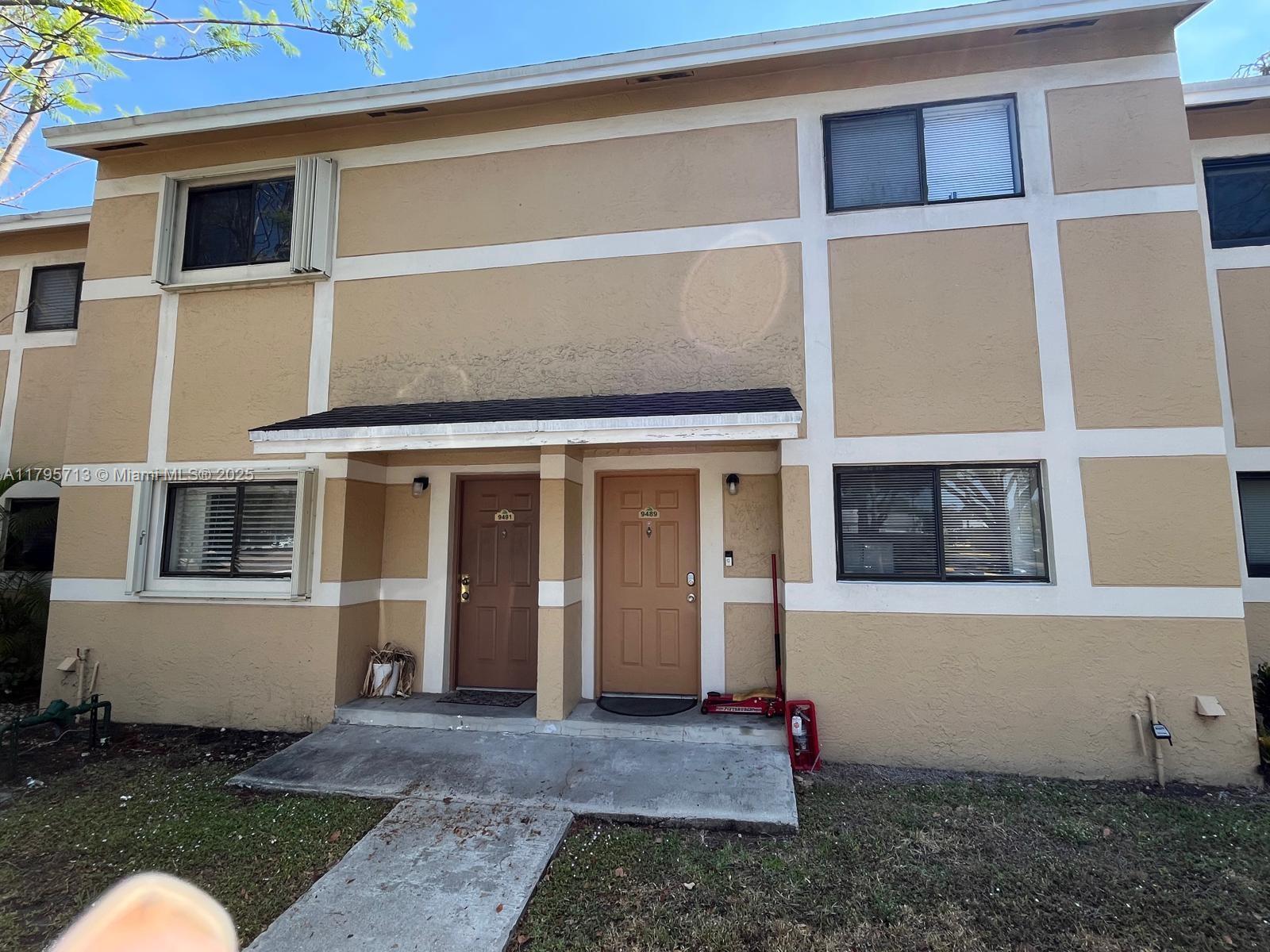 9491 N Palm Cir N 9491