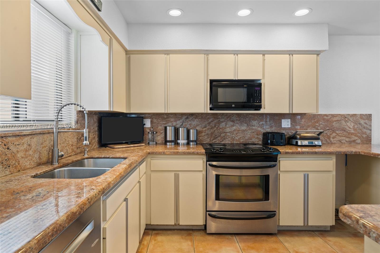 POMPANO ISLES - Residential