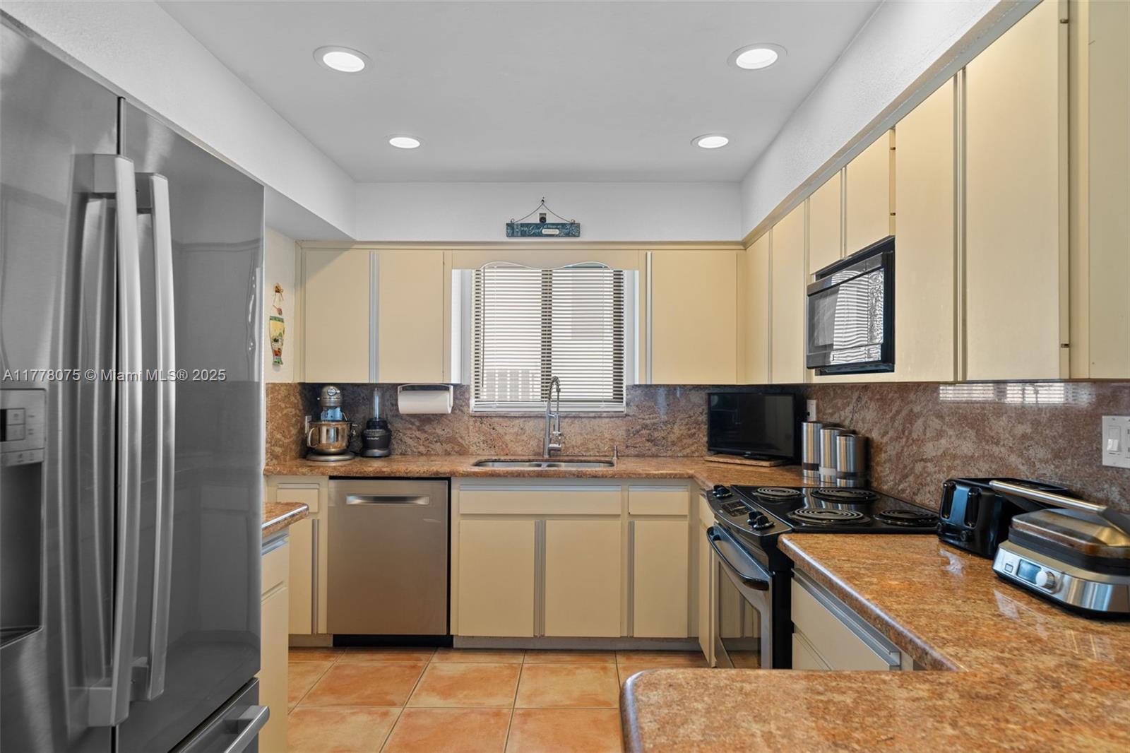 POMPANO ISLES - Residential
