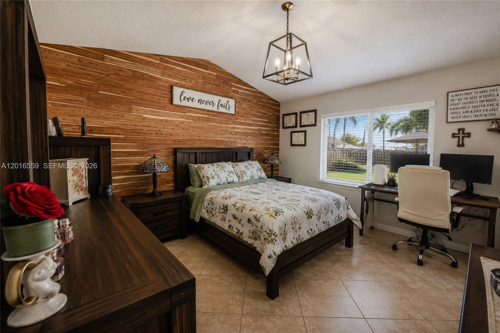 THREE LAKES - Residential