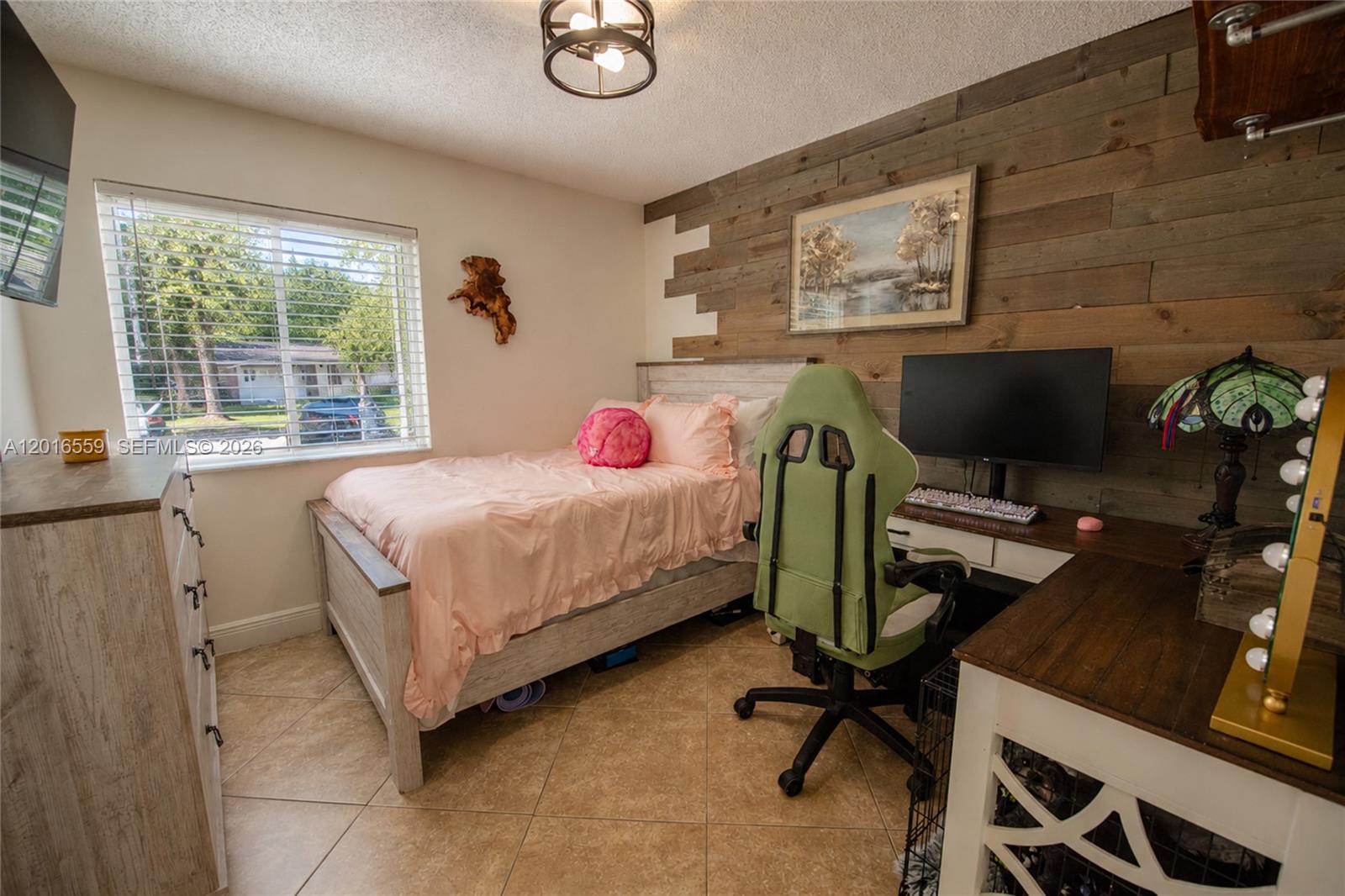 THREE LAKES - Residential