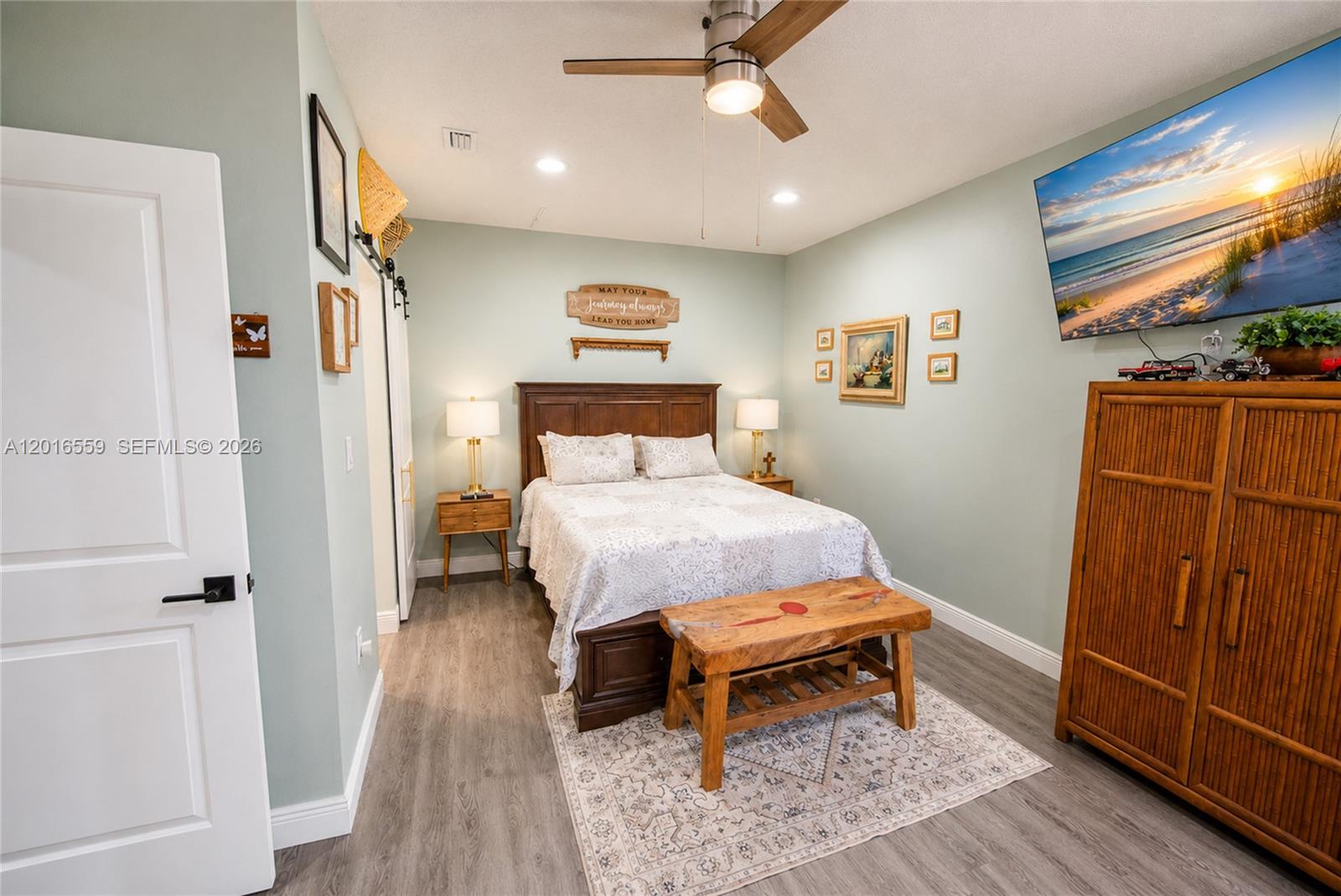 THREE LAKES - Residential