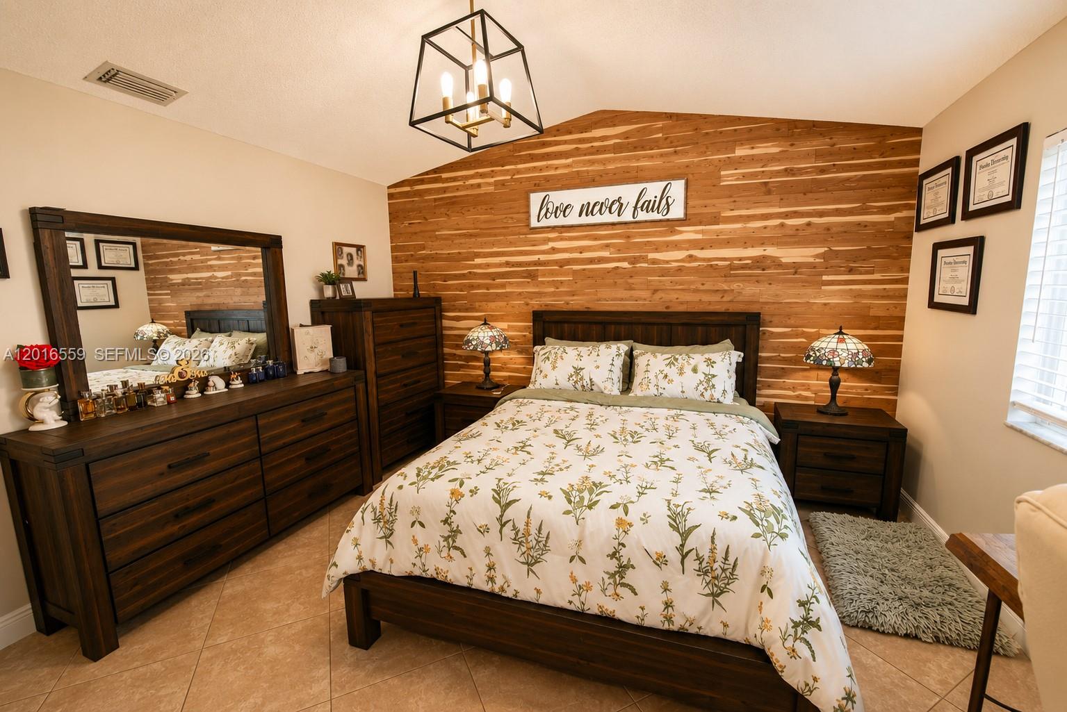 THREE LAKES - Residential