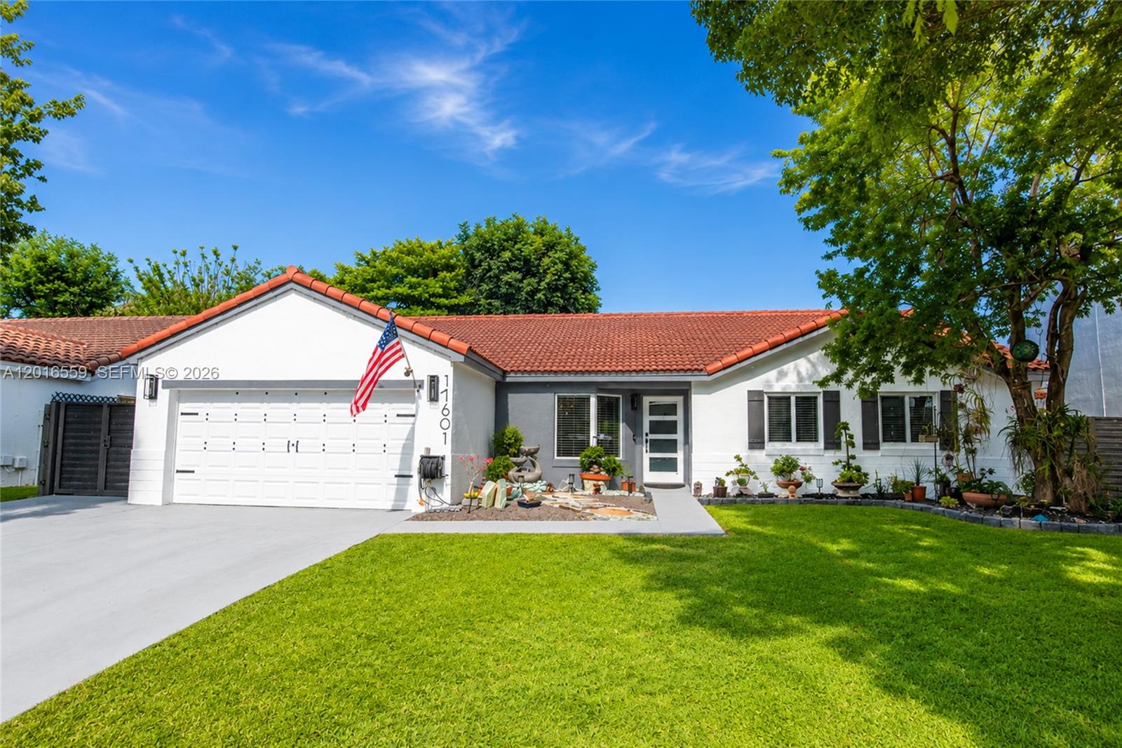 THREE LAKES - Residential