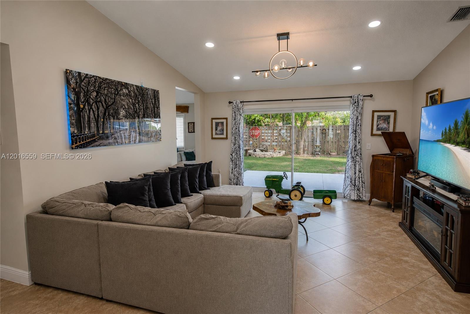 THREE LAKES - Residential
